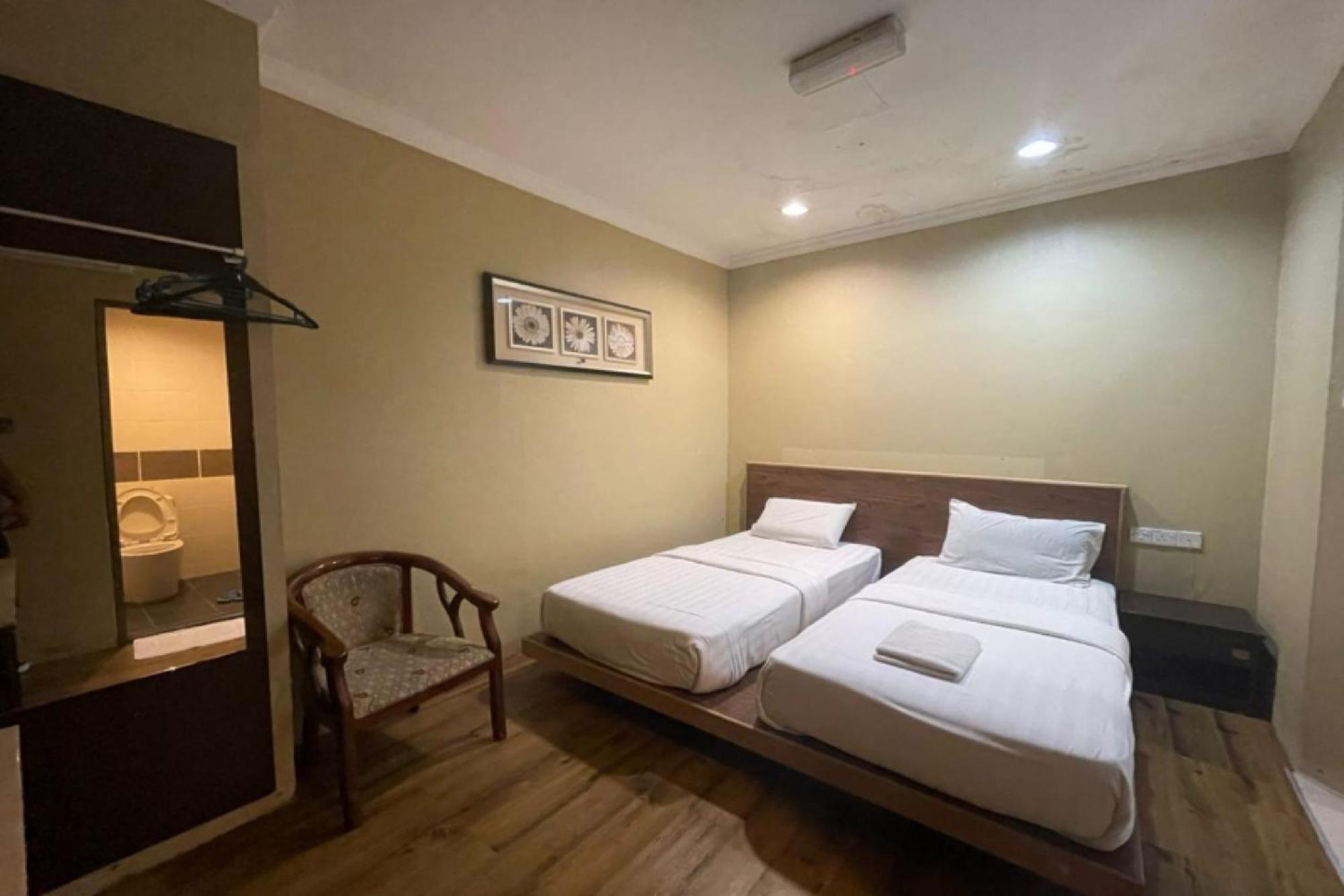 Oyo 90411 Perdana Hotel 라부안 외부 사진