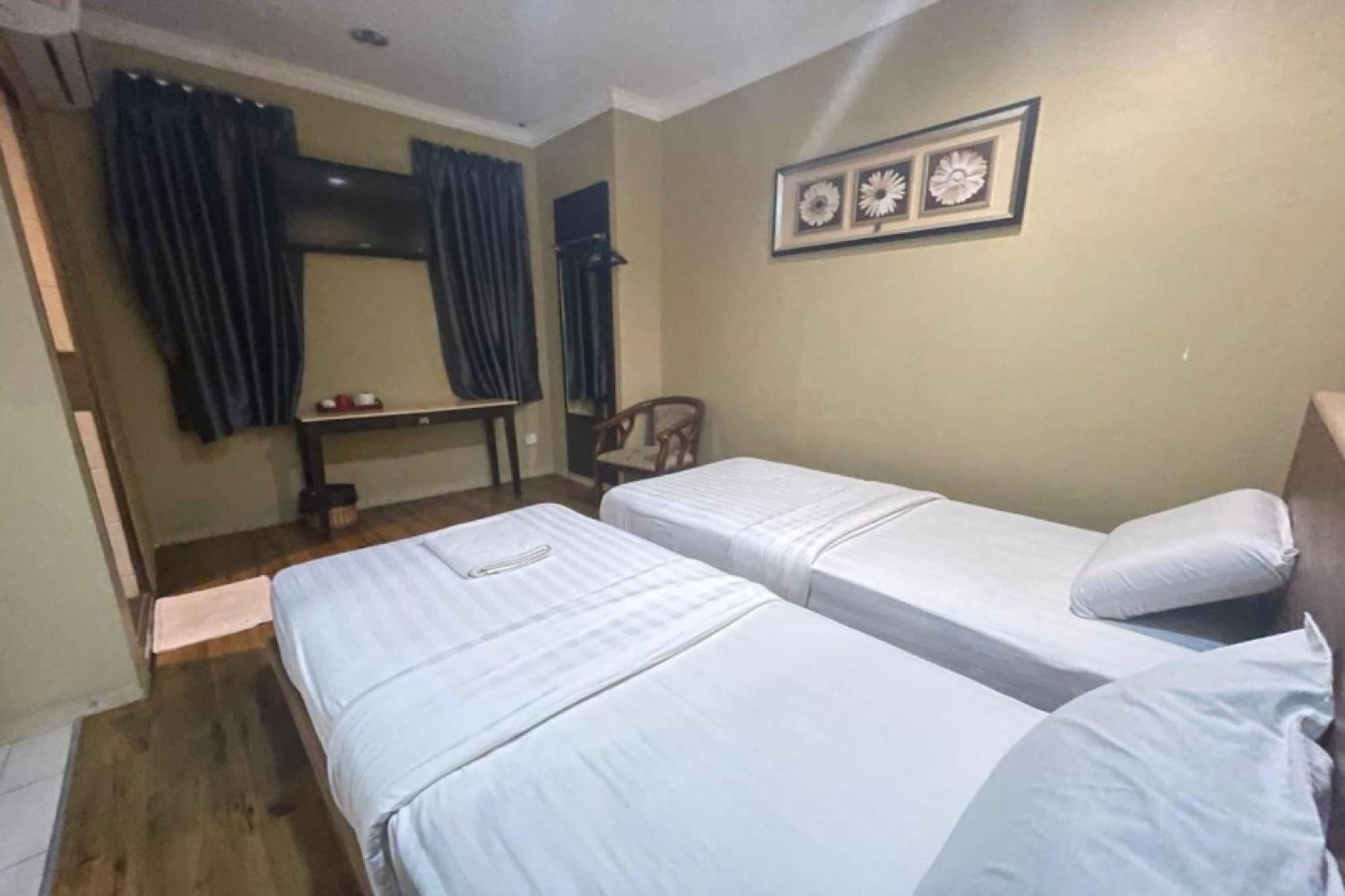 Oyo 90411 Perdana Hotel 라부안 외부 사진