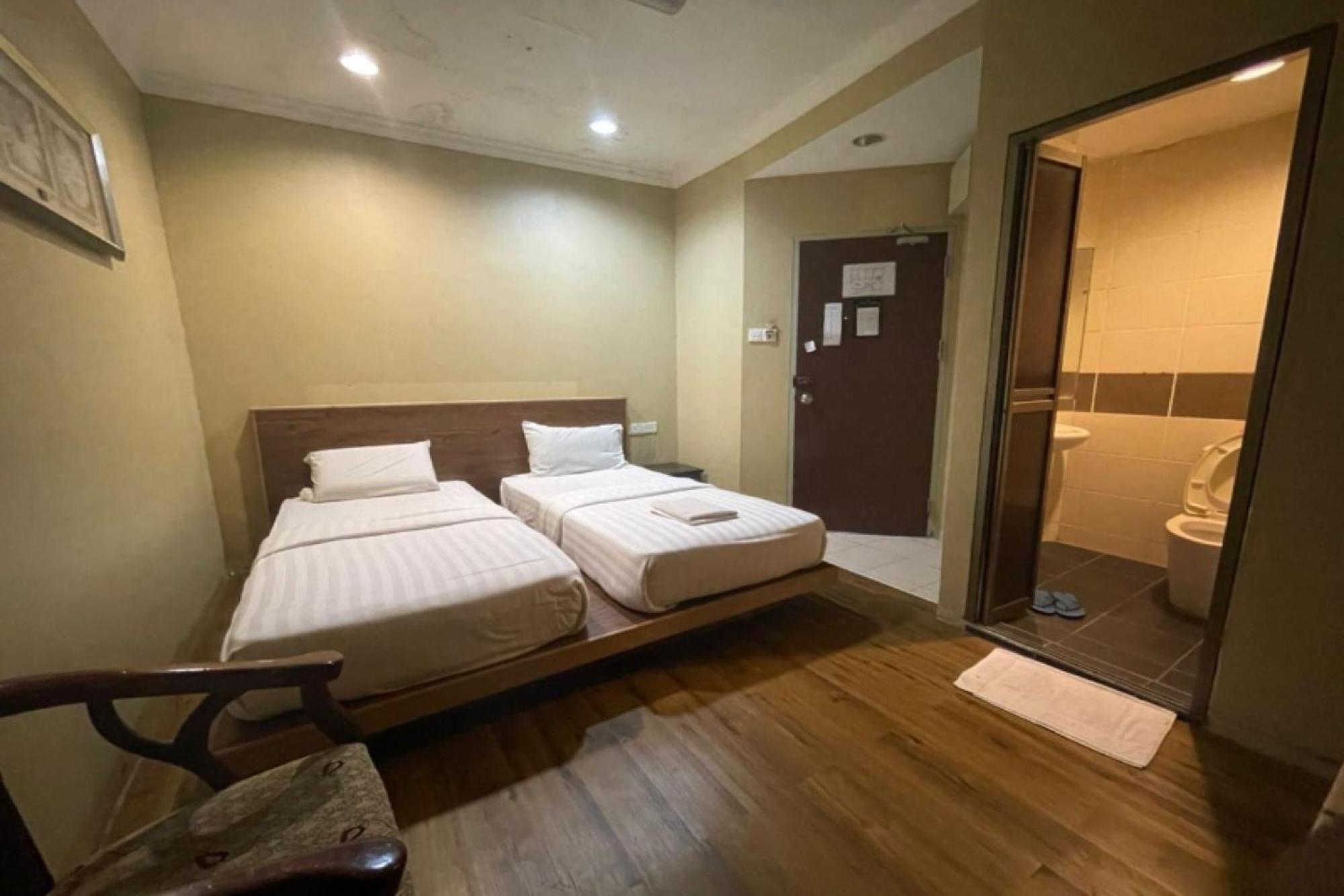 Oyo 90411 Perdana Hotel 라부안 외부 사진