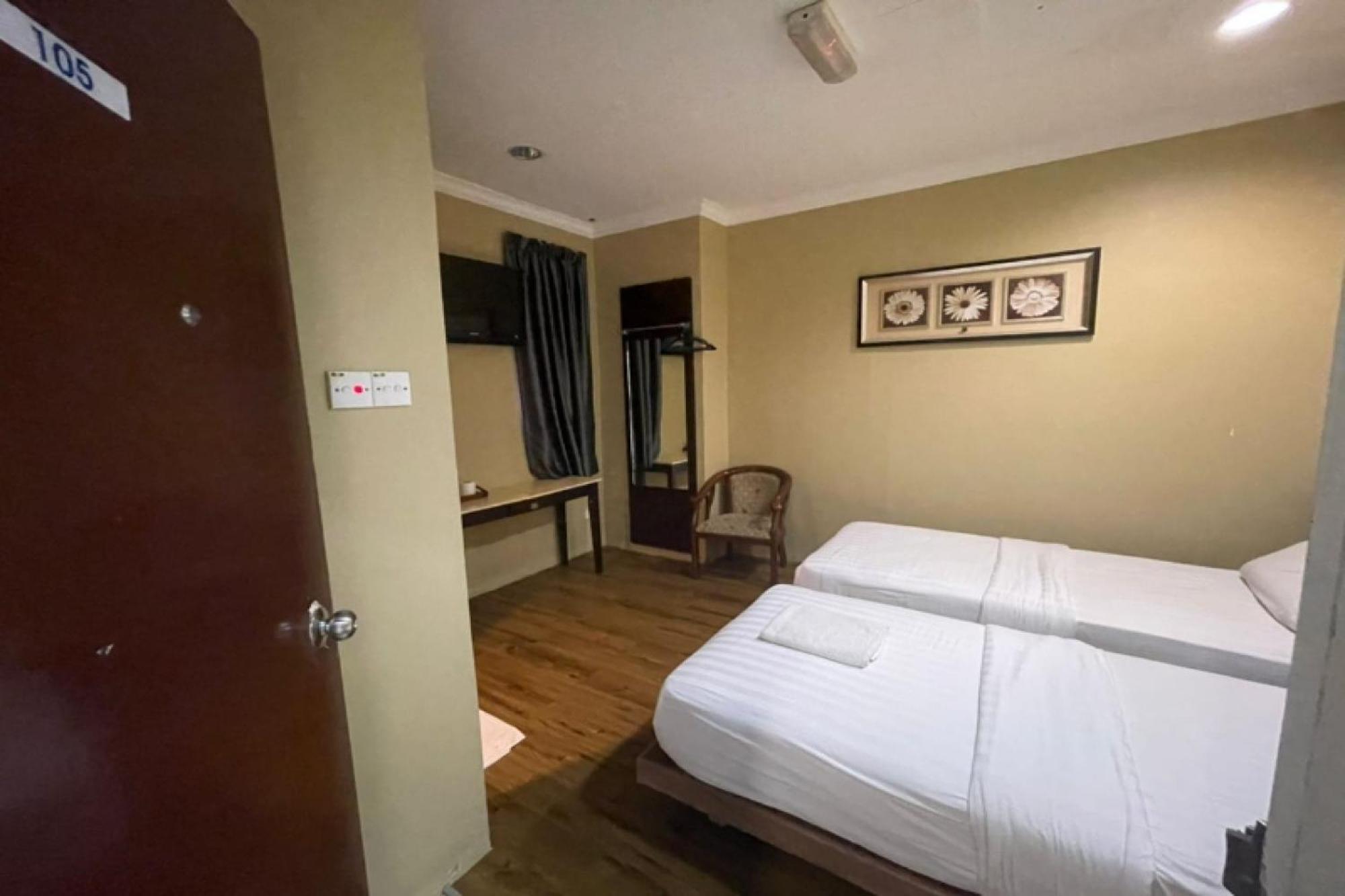 Oyo 90411 Perdana Hotel 라부안 외부 사진